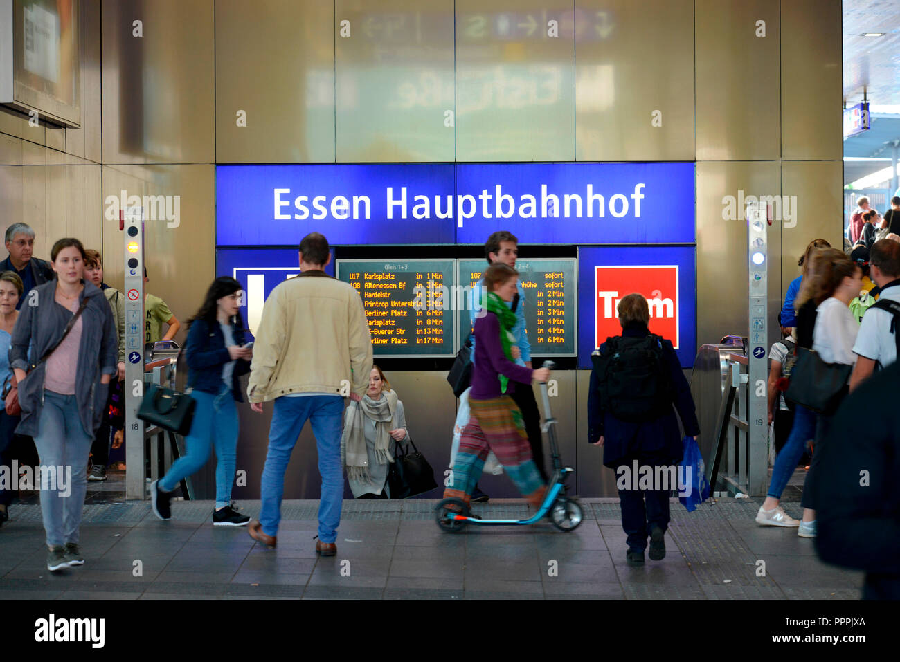 Anzeigetafel, U-Bahn, Hauptbahnhof, Essen, Nordrhein-Westfalen, Deutschland Stock Photo