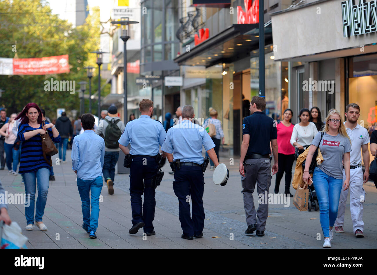 Polizeistreife, Kettwiger Strasse, Essen, Nordrhein-Westfalen, Deutschland Stock Photo