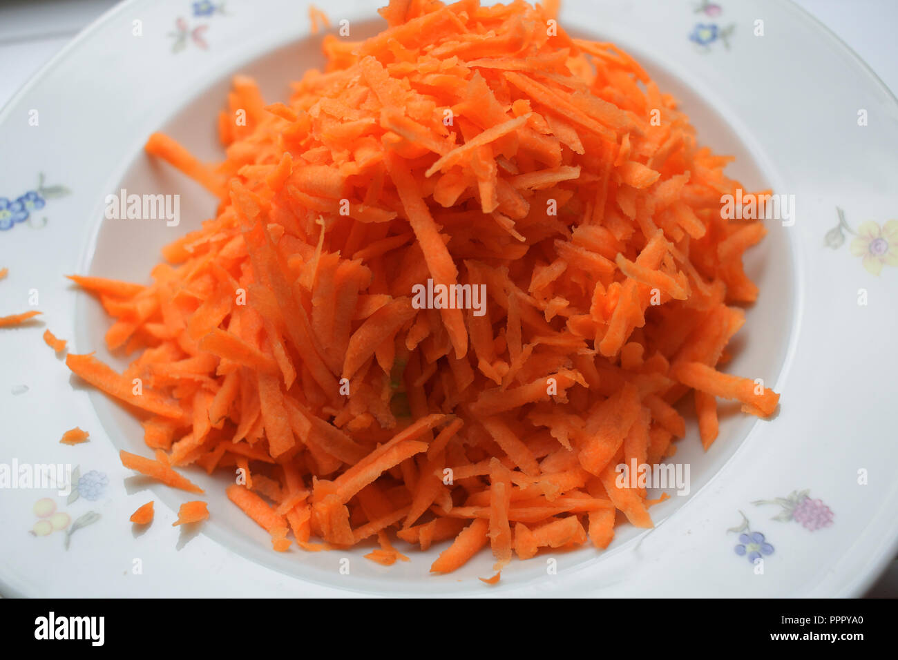 Shredded carrots hi-res stock photography and images - Alamy