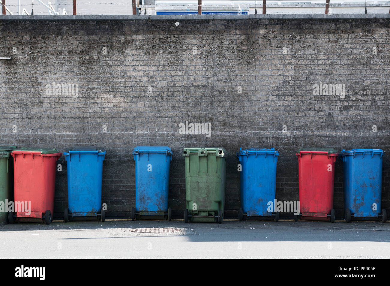Wheelie bins uk hi-res stock photography and images - Alamy