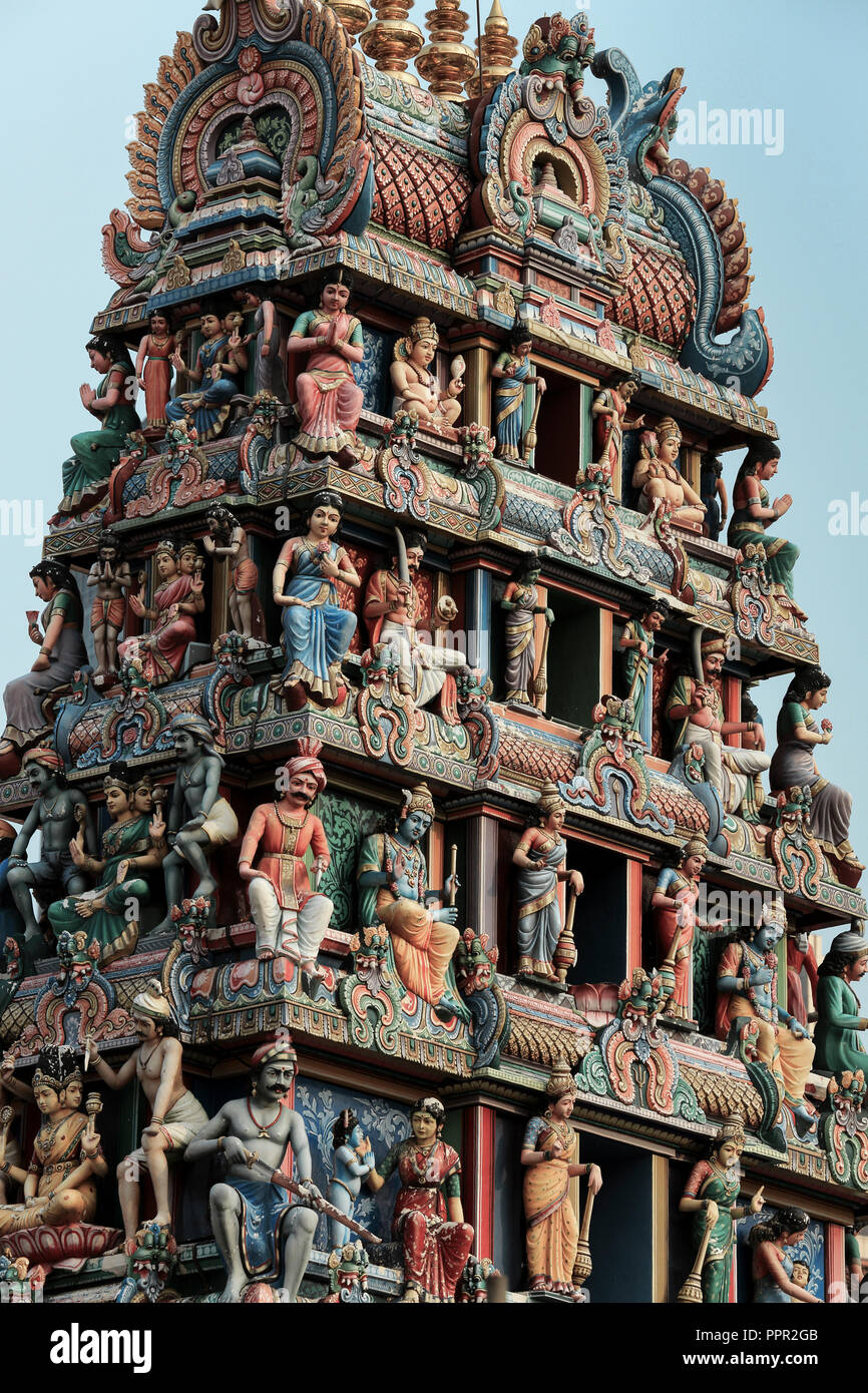 Hindu deities on the Gopuram of Sri Mariamman Temple in Chinatown, Singapore Stock Photo