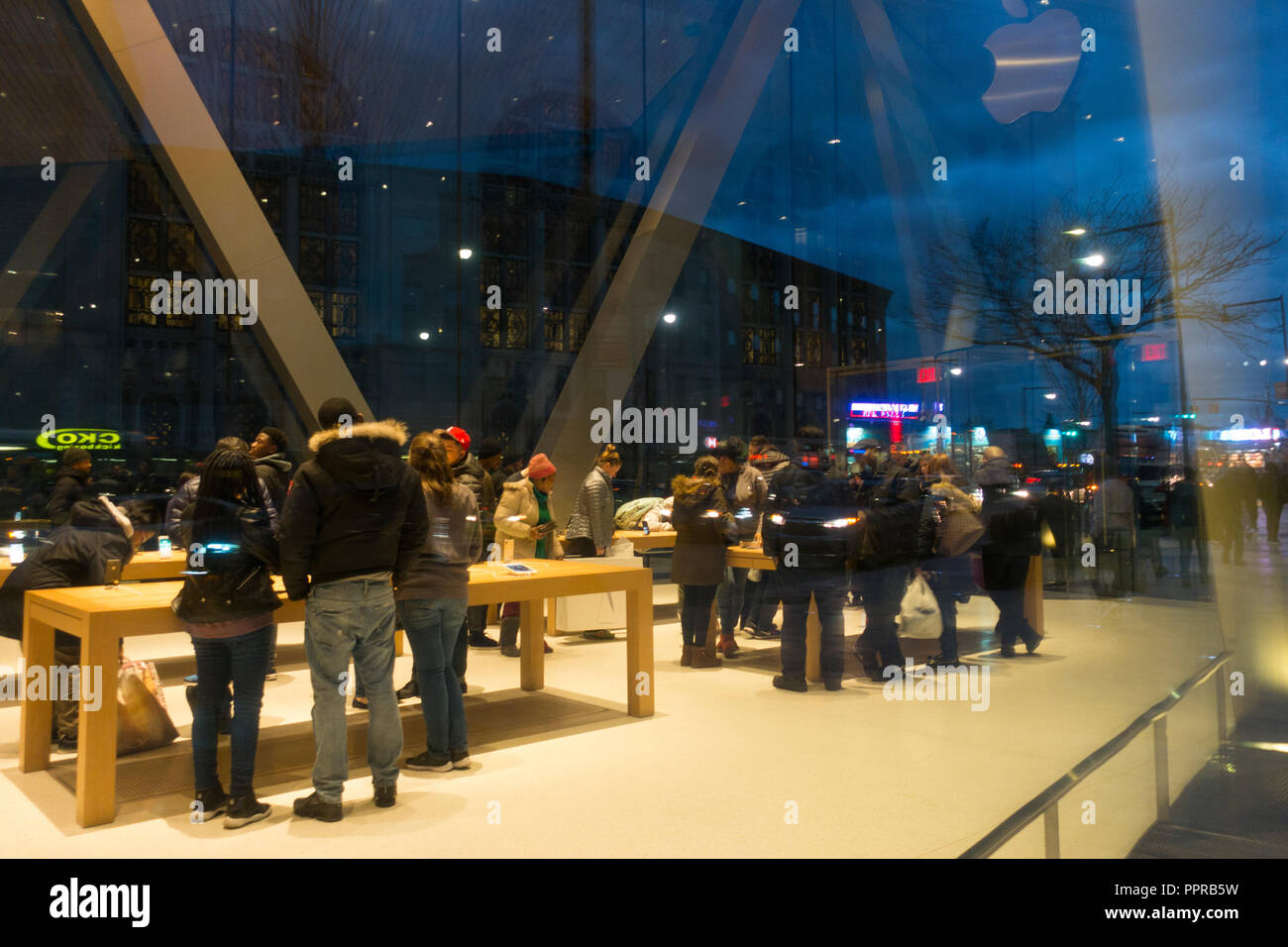 Apple Store Downtown Brooklyn NYC Stock Photo Alamy