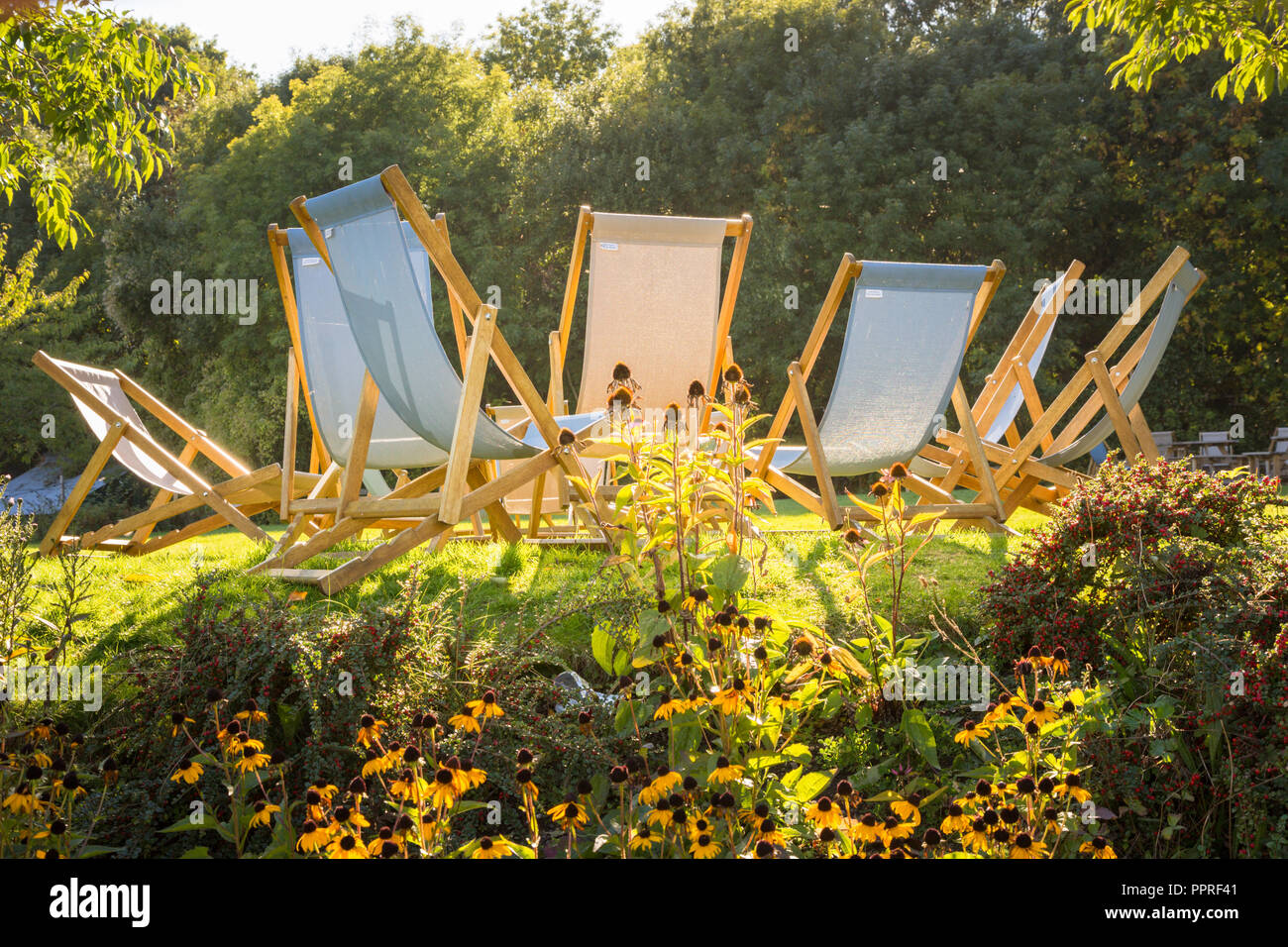 Empty chairs in a park hi-res stock photography and images - Alamy