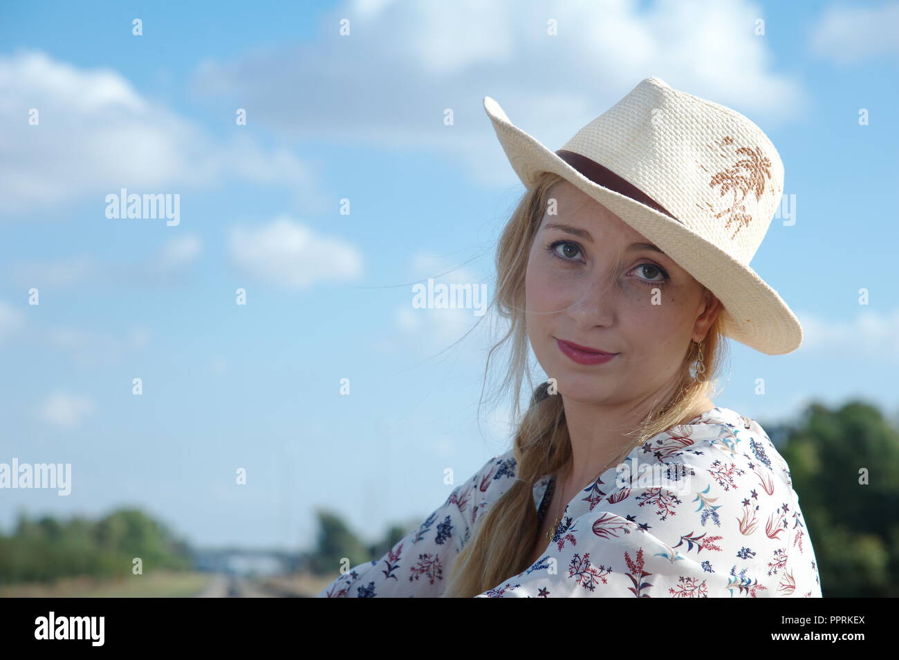 Lady in white hat hi-res stock photography and images - Alamy