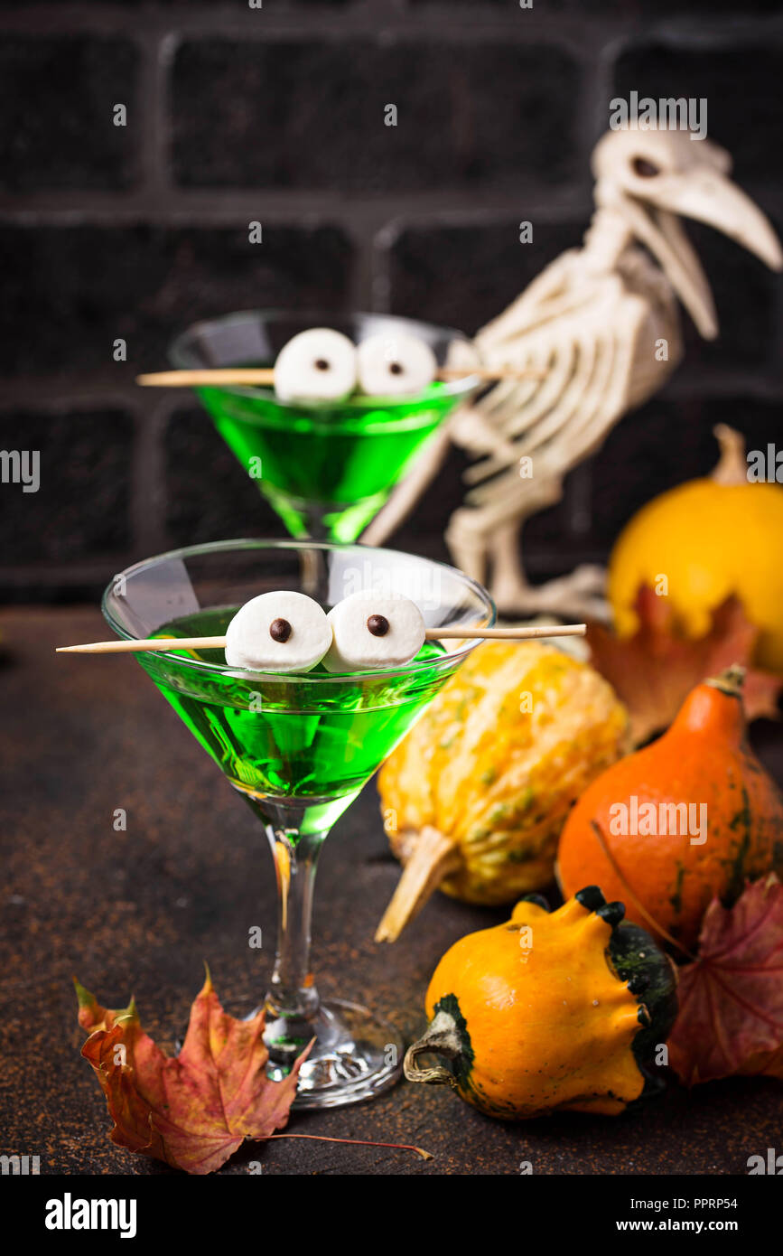 Halloweens spooky drink green martini cocktail Stock Photo Alamy