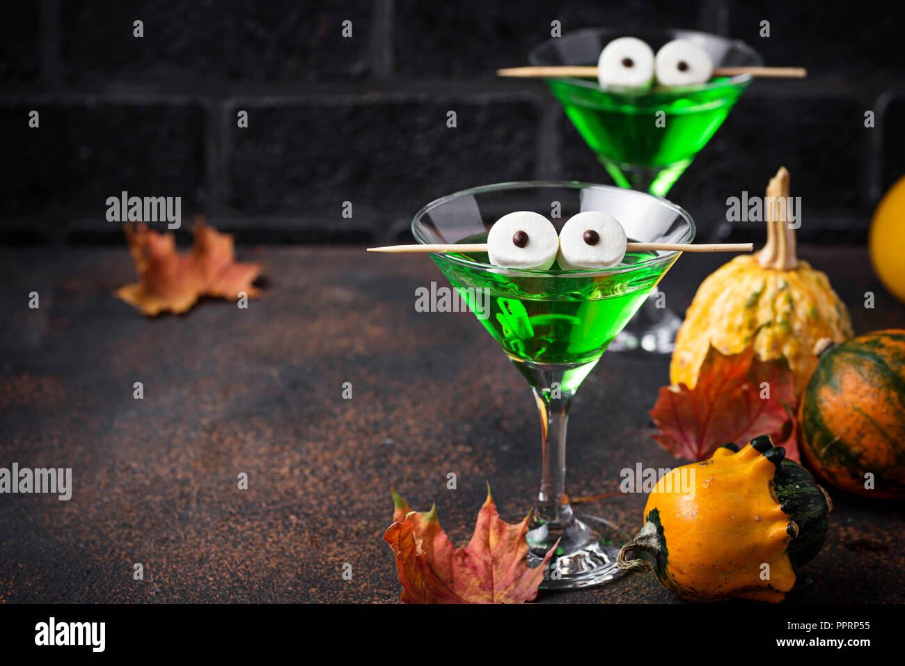 Halloweens spooky drink green martini cocktail Stock Photo Alamy
