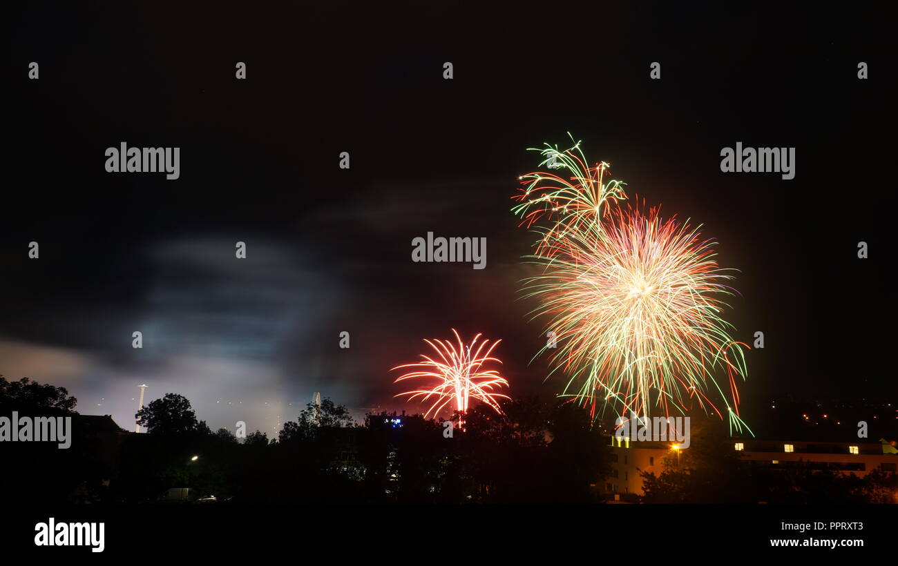 Silvesterknaller und bunte raketen: aufgepasst! hier dürfen sie an Feuerwerke an Silvester – Neujahr mit Feuerwerkskörpern Stock Photo - Alamy