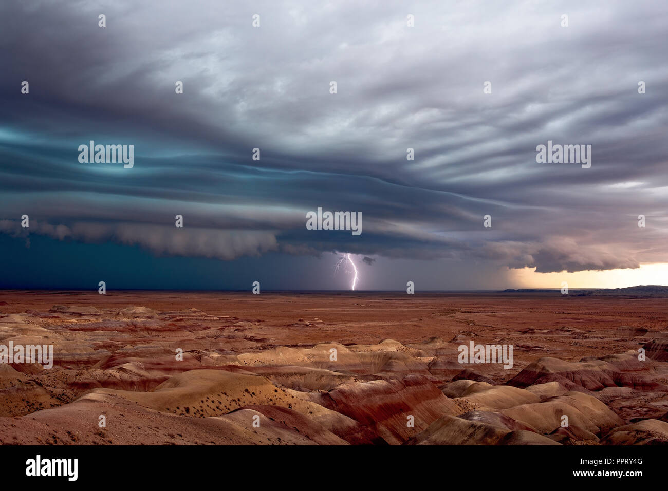 Stormy sky with dramatic shelf cloud and thunderstorm over the Painted Desert near Winslow, Arizona Stock Photo
