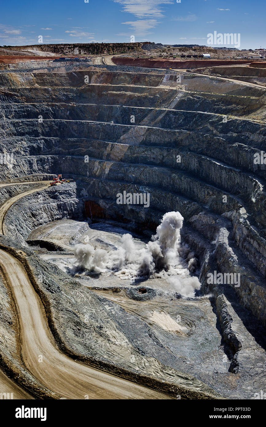 Explosion in open pit gold mine, Goldfields Western Australia Stock Photo