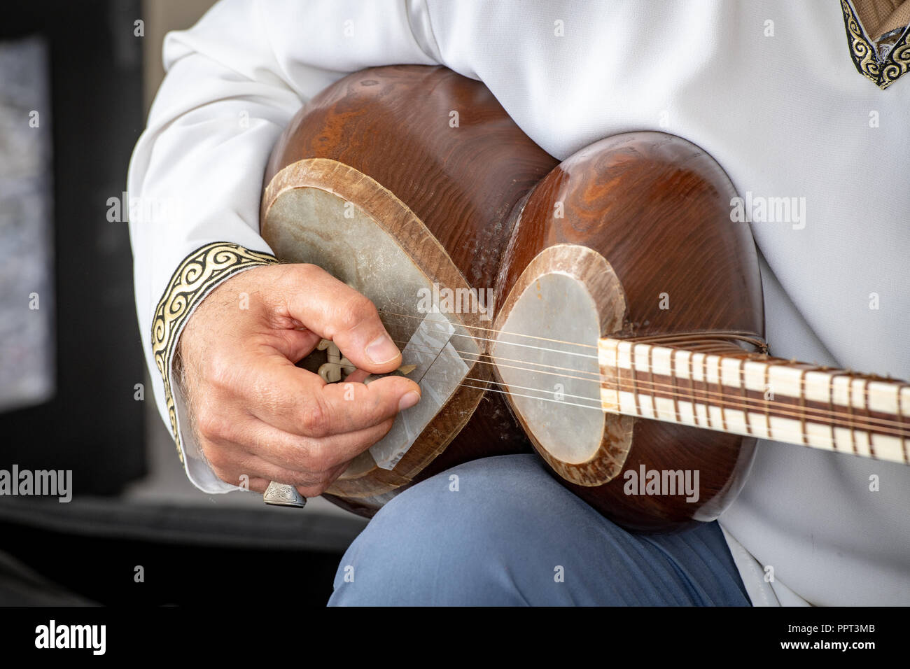 Tars Hand A mans hand strums a Tar Stock Photo - Alamy