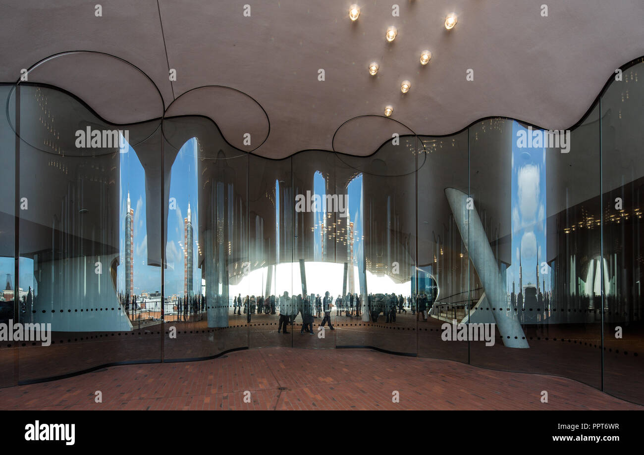 Hamburg, Elbphilharmonie, Wandelhalle genannt Plaza, wellenförmige Glaswand zur Trennung der Plaza in Außen- und Innenbereich, Entwurf Herzog & de Meu Stock Photo