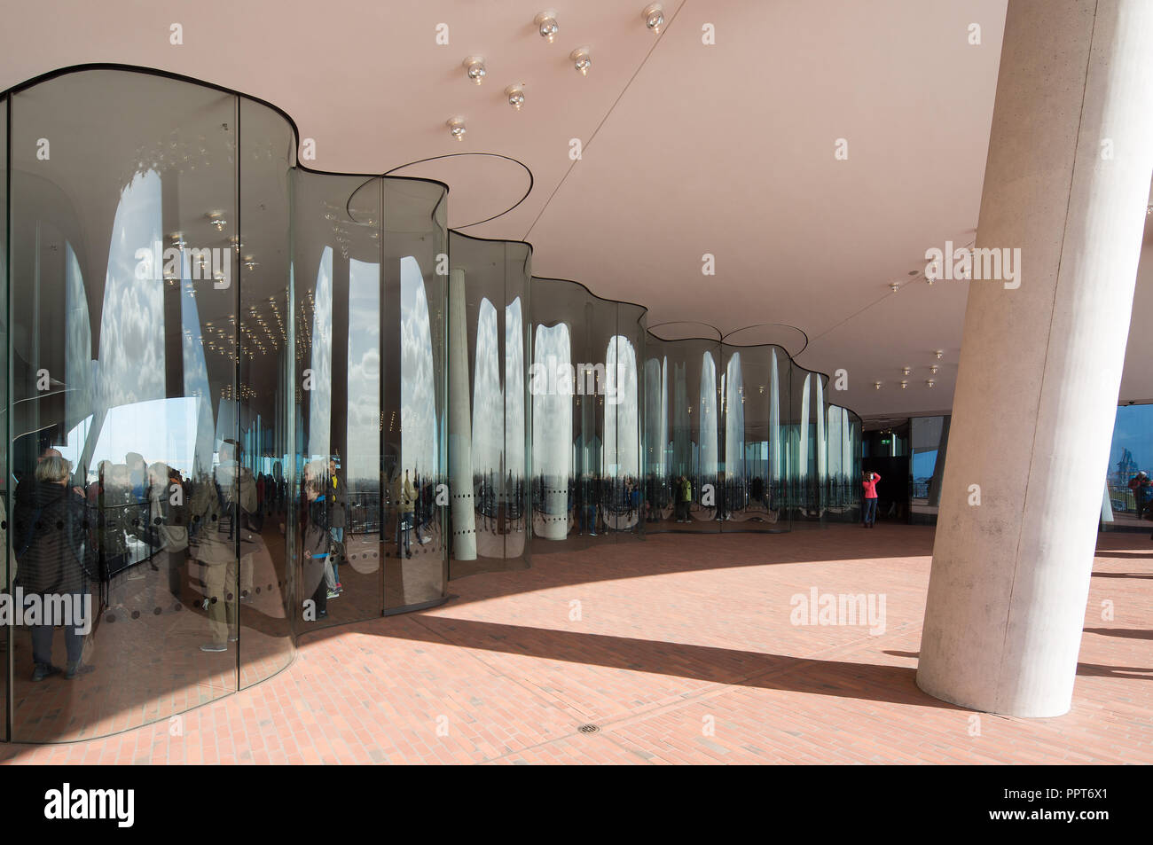 Hamburg, Elbphilharmonie, Wandelhalle genannt Plaza, wellenförmige Glaswand zur Trennung der Plaza in Außen- und Innenbereich, Entwurf Herzog & de Meu Stock Photo