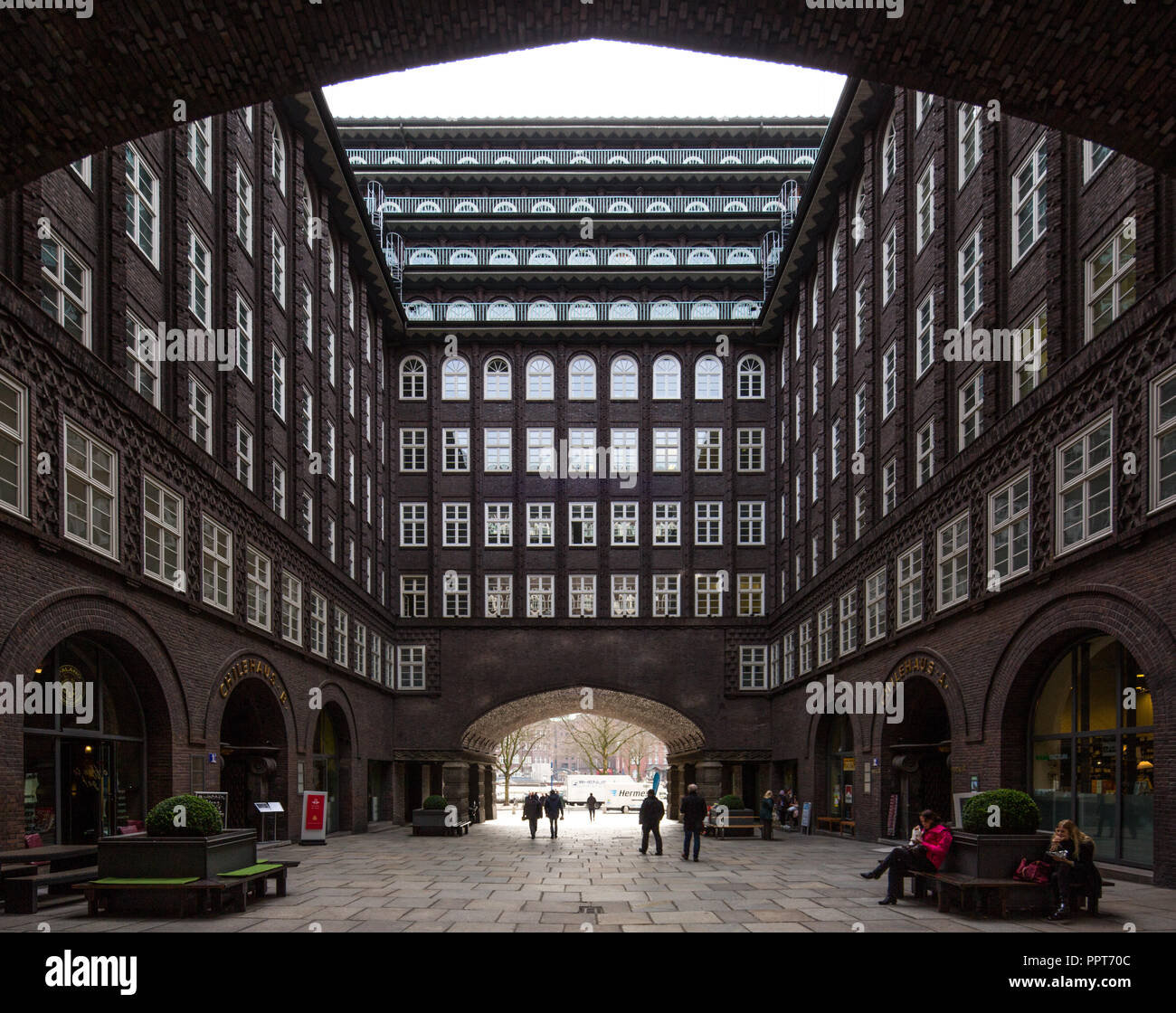 Hamburg Kontorhaus CHILEHAUS, errichtet 1922-24 von Fritz Höger, Innenhof über der Fischertwiete Stock Photo