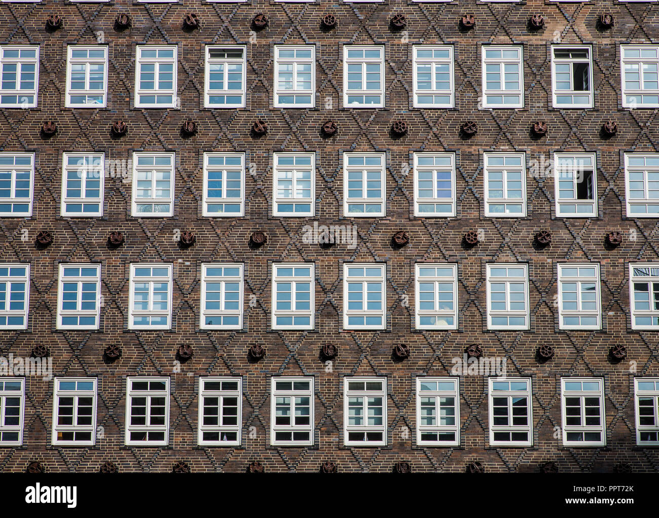 Hamburg, Kontorhaus SPRINKENHOF, errichtet 1927-1930 von Fritz Höger sowie Hans und Oskar Gerson, plastische Terrakotta-Rondelle von Lothar Kunstmann, Stock Photo