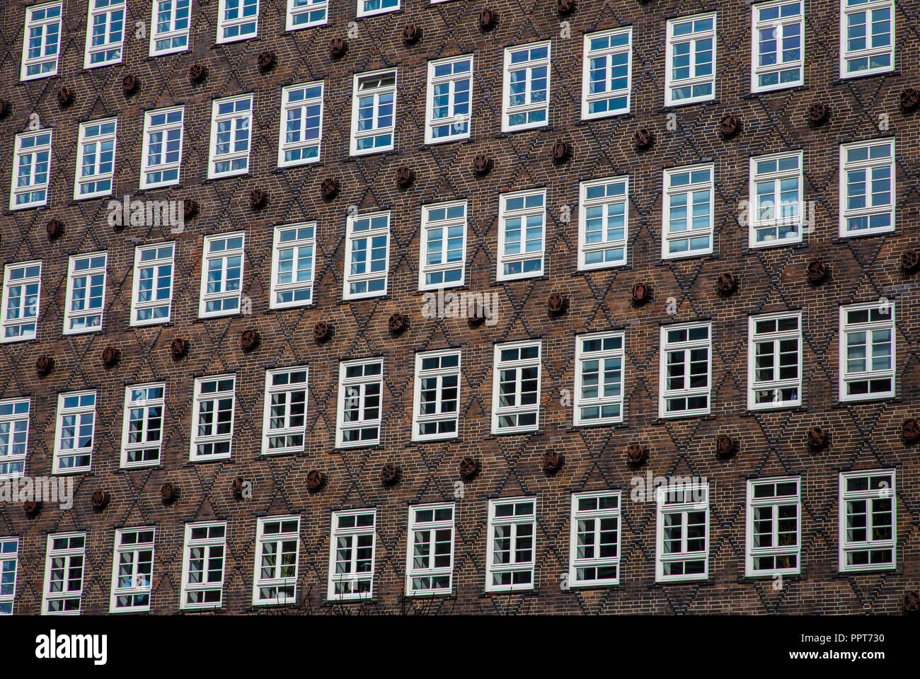 Hamburg, Kontorhaus SPRINKENHOF, errichtet 1927-1930 von Fritz Höger sowie Hans und Oskar Gerson, plastische Terrakotta-Rondelle von Lothar Kunstmann, Stock Photo