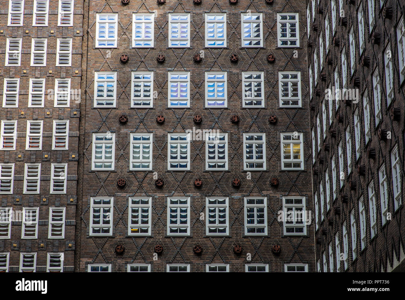 Hamburg, Kontorhaus SPRINKENHOF, errichtet 1927-1930 von Fritz Höger sowie Hans und Oskar Gerson, plastische Terrakotta-Rondelle von Lothar Kunstmann, Stock Photo