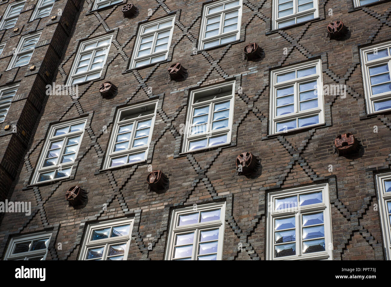 Hamburg, Kontorhaus SPRINKENHOF, errichtet 1927-1930 von Fritz Höger sowie Hans und Oskar Gerson, plastische Terrakotta-Rondelle von Lothar Kunstmann, Stock Photo