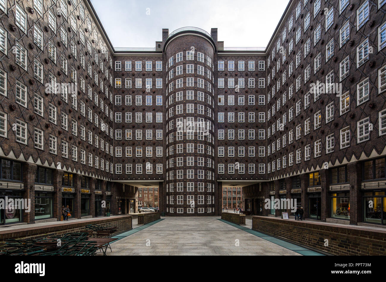 Hamburg, Kontorhaus SPRINKENHOF, errichtet 1927-1930 von Fritz Höger sowie Hans und Oskar Gerson, plastische Terrakotta-Rondelle von Lothar Kunstmann, Stock Photo