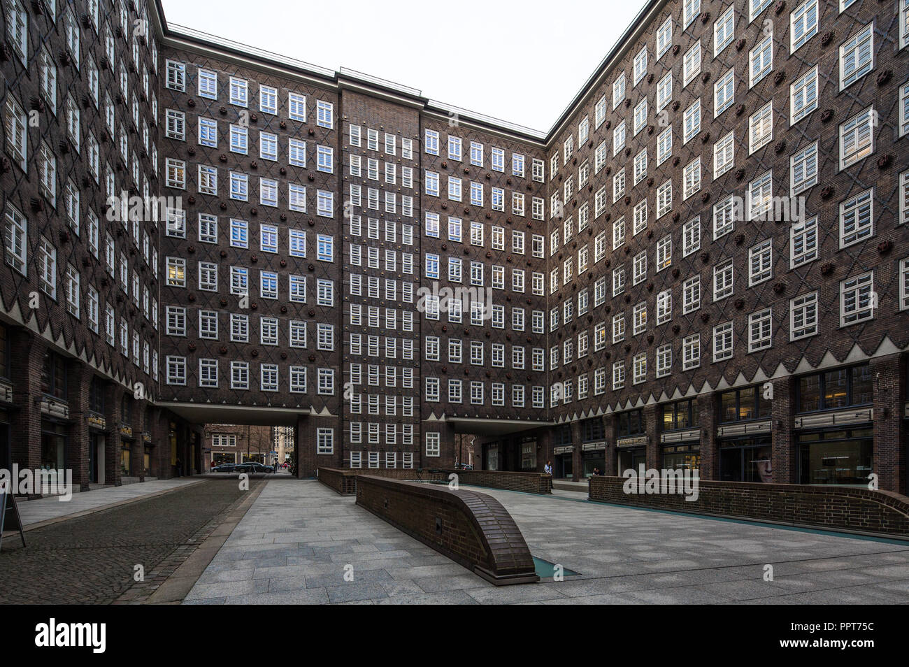 Hamburg, Kontorhaus SPRINKENHOF, errichtet 1927-1930 von Fritz Höger sowie Hans und Oskar Gerson, plastische Terrakotta-Rondelle von Lothar Kunstmann, Stock Photo