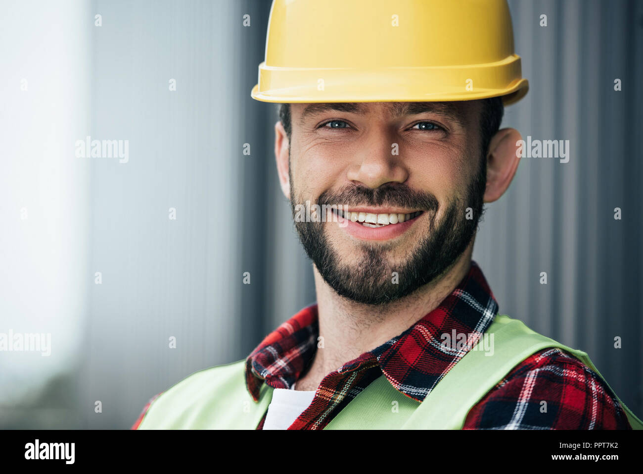 Улыбающийся рабочий. Инженер улыбается. Рабочий резерв. Парень в каске улыбается фото. Инженер в желтой каске Америка.