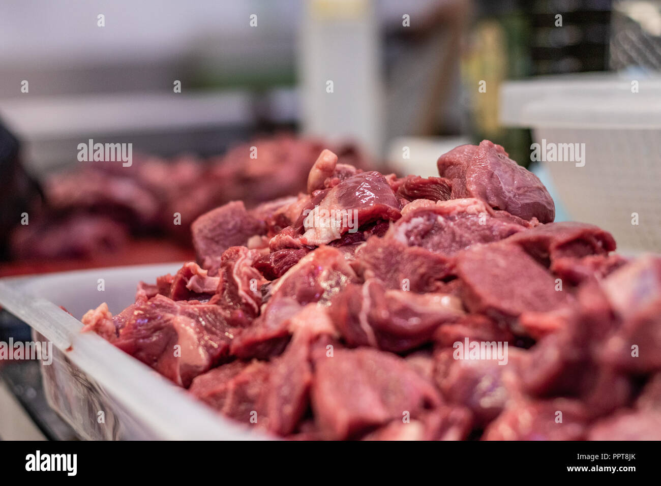 Импорт говядины. Чем богато мясо птицыных. Мясо на прилавке. Витрина с говядиной. Импорт говядины.