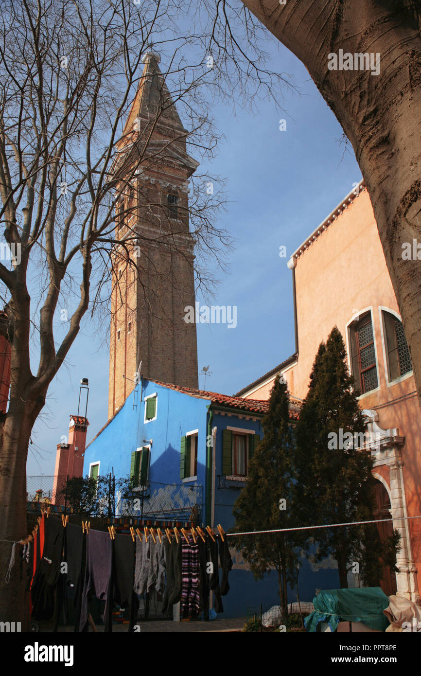 The leaning campanile of the Chiesa di San Martino, Burano, Venice, Italy, with washing hanging out to dry on a sunny Winter's day Stock Photo