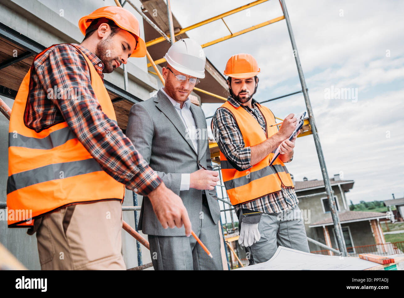 Архитектор на фоне здания. Проектирование. Architect builder. Архитектор на стройке. Architect builder.