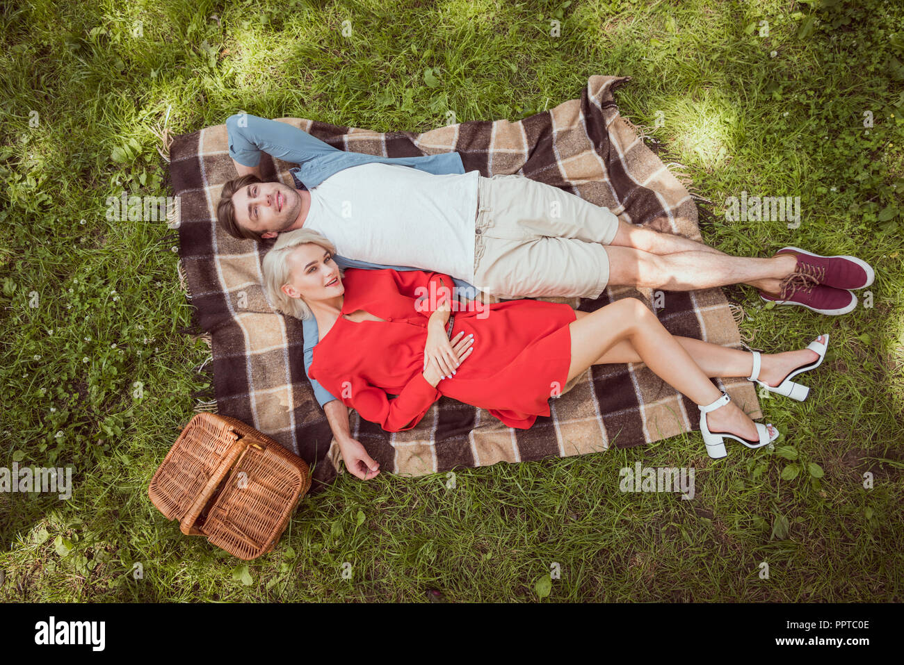 Плед на скамейке. Пара обнимается на скамейке. Прогулка пары. Обнимаются на скамейке. Девушка в пледе.