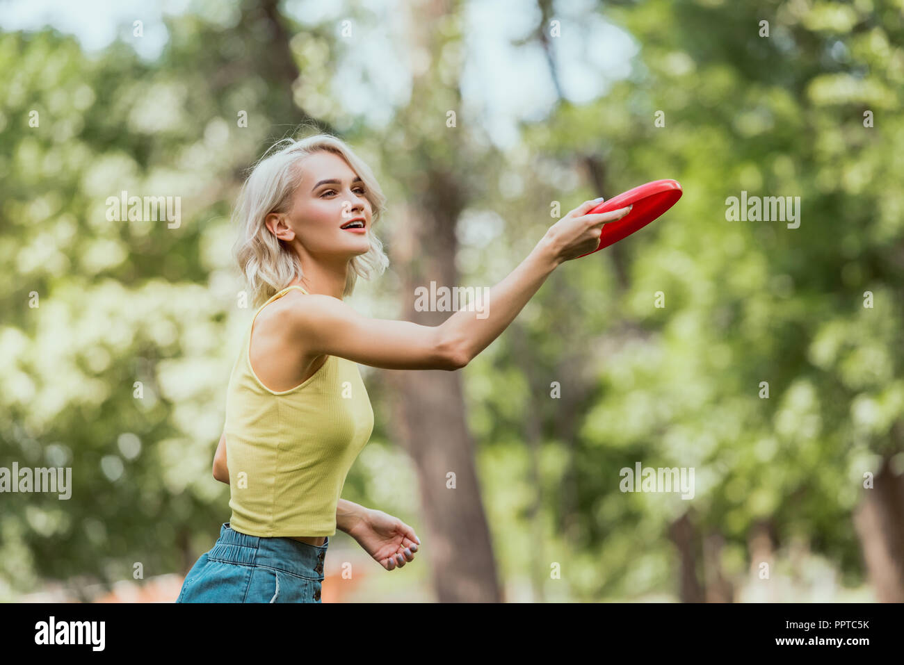 Person throwing frisbee hires stock photography and images Alamy