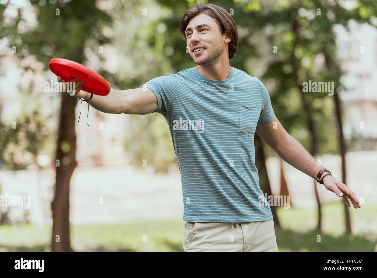 Person throwing frisbee hires stock photography and images Alamy