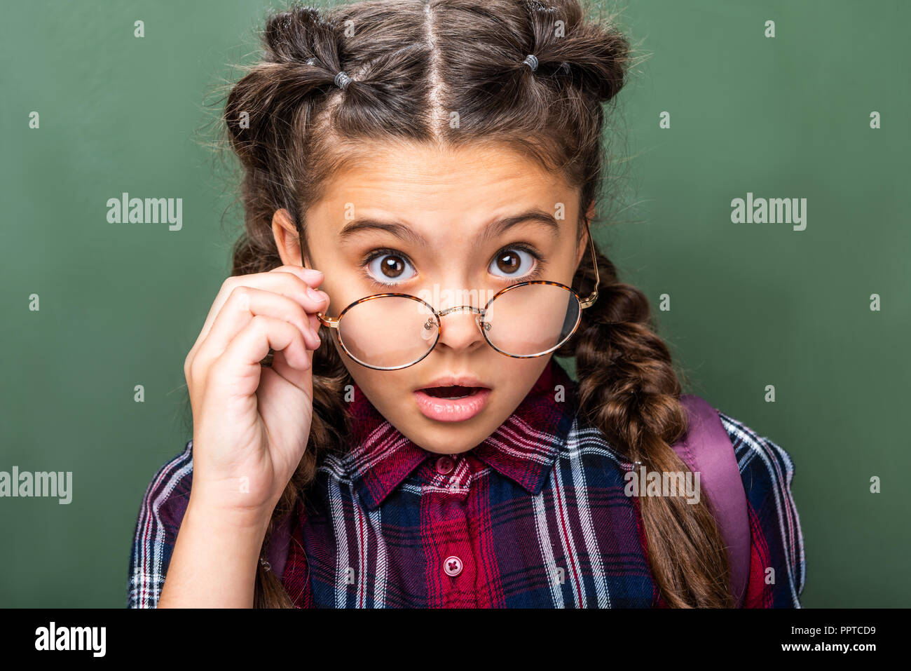 Удивила весь класс. Удивила весь класс. Удивила весь класс. Девочка удивление. Удивила весь класс.