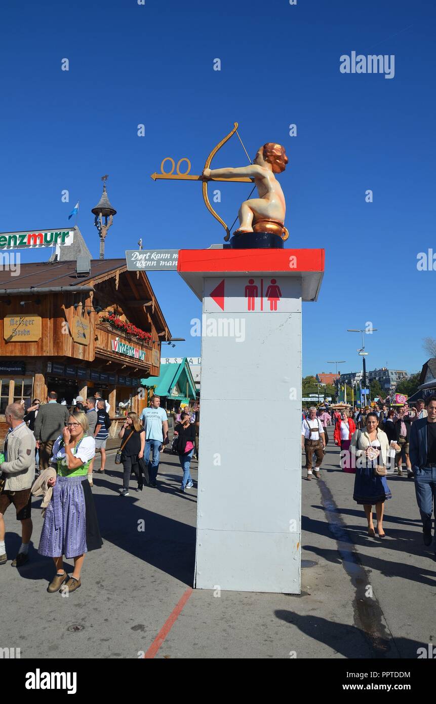 Auf dem Oktoberfest in München, Bayern, im September 2018: Toilettenhinweis Stock Photo