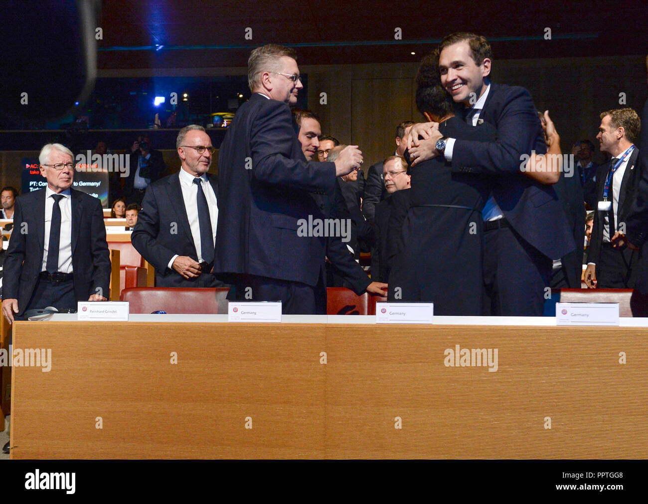 HANDOUT - 27 September 2018, Switzerland, Nyon: DFL President Reinhard  Rauball (l-r), Karl-Heinz Rummenigge, DFB President Reinhard Grindel, EM  Ambassador Philipp Lahm, Integration Ambassador Celia Sasic, DFB General  Secretary Friedrich Curtius, National