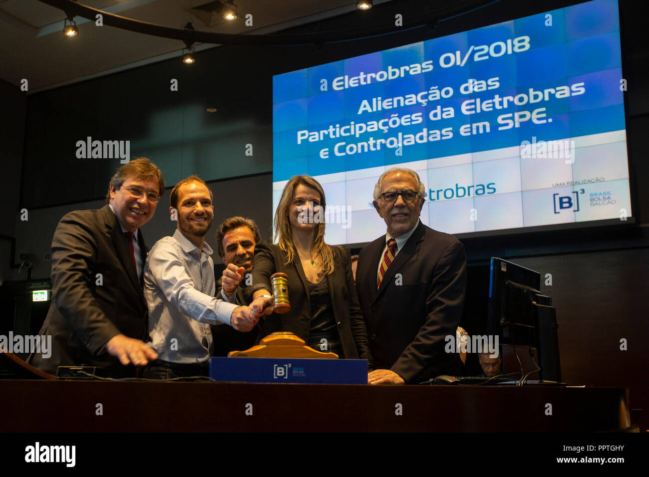 Sao Paulo, Brazil. 27th September 2018. Sale of shares of Eletrobas and Subsidiaries - Eletrobr's President Wilson Ferreira Jr, left during a hammer strike ceremony on Thursday 27th, at the headquarters of the Stock Exchange of the Sao Paulo Stock Exchange, B3, where the Eletrobras Holding Disposals Auction and Controlling Companies in a Specific Purpose Company, SPE, where wind power assets and transmission lines were sold, divided into 18 lots, of which 11 were sold, with a total minimum value of 3.1 billion reais, where Eletrobras collected 39 per center of the target value. According to th Stock Photo