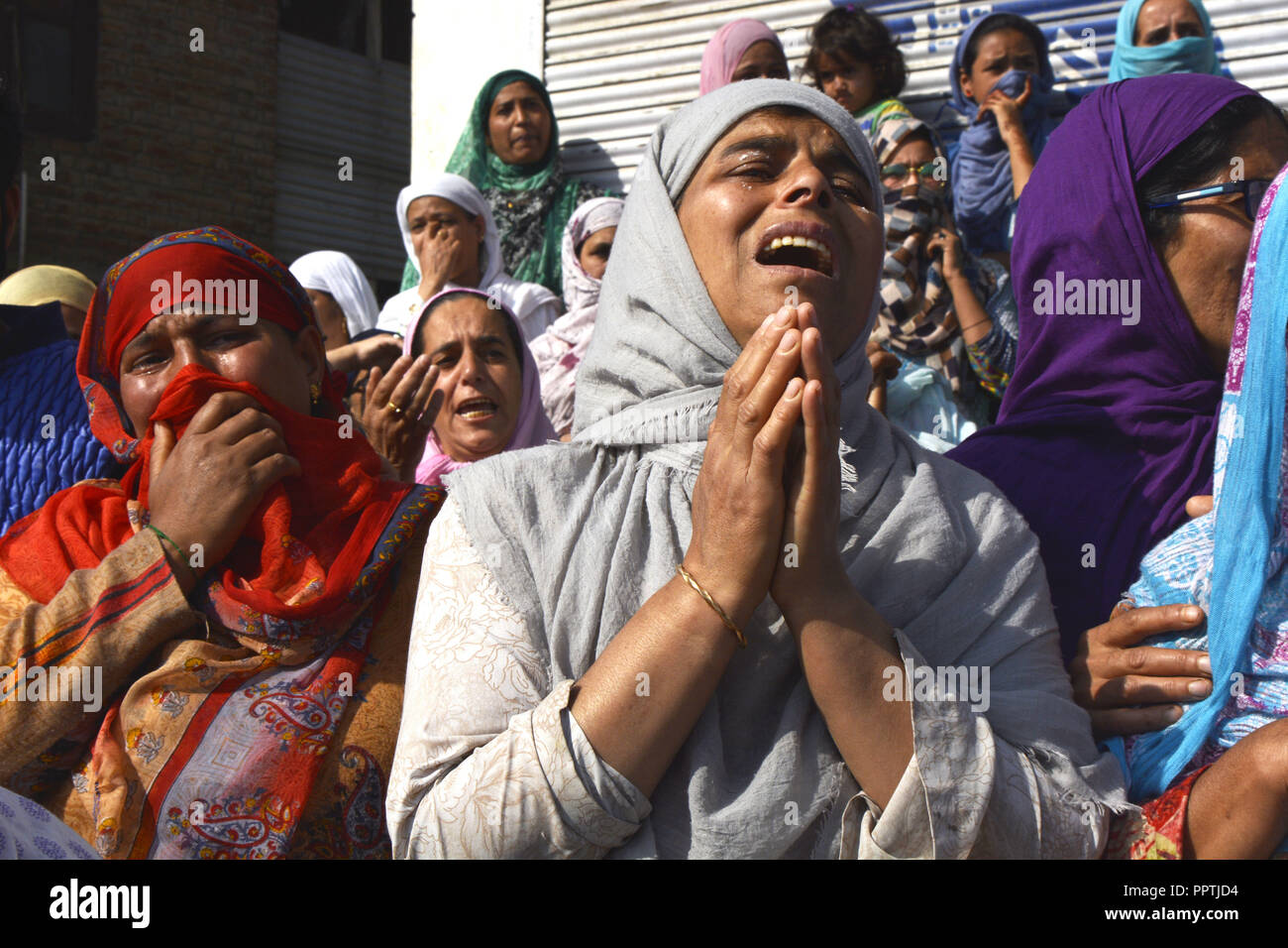 Srinagar, Jammu and Kashmir, . 27th Sep, 2018. Kashmiri women seen mourning at the funeral of Saleem Malik.Thousands of Kashmiri people attend the funeral of 26 years old Saleem Malik, a civilian who was shot dead by n army at his home. Saleem was killed during a gunfight between n army and Militants at the Noorbagh area of Srinagar, the summer capital of n administered Kashmir. Credit: Masrat Zahra/SOPA Images/ZUMA Wire/Alamy Live News Stock Photo