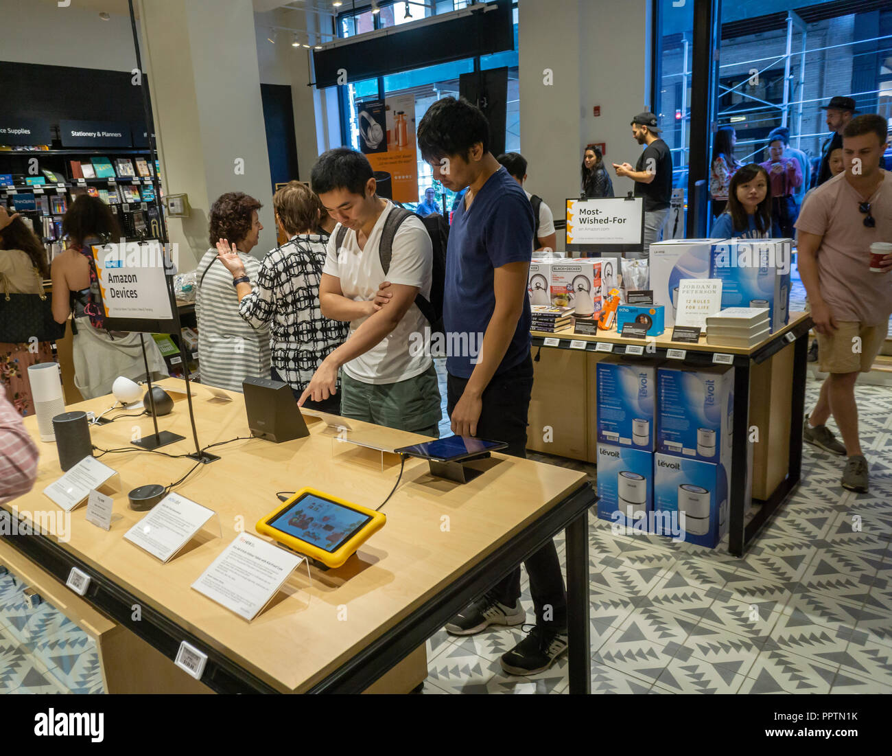 Electronics shop inventory hi-res stock photography and images - Alamy