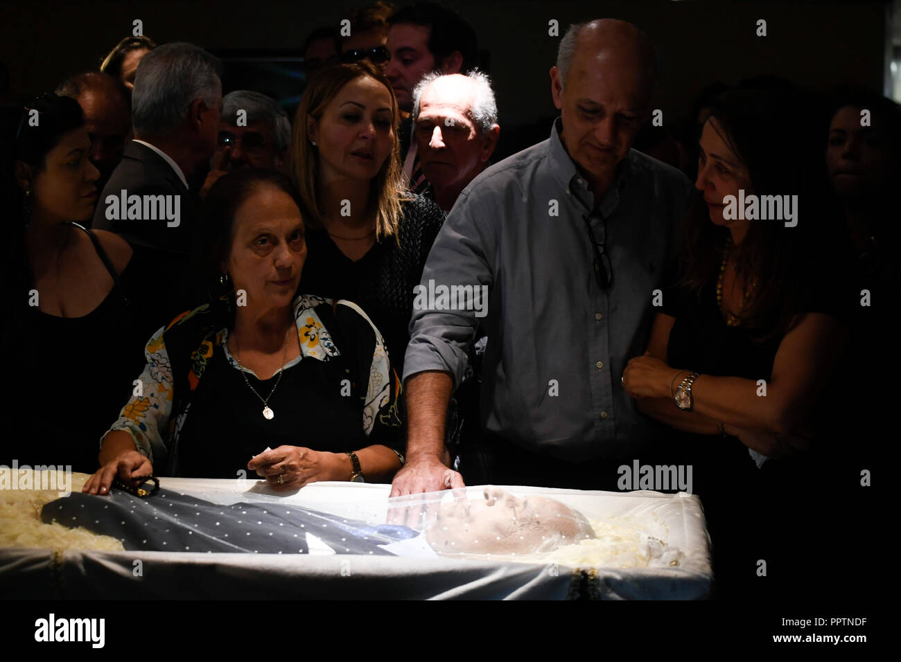 DF - Brasilia - 09/27/2018 - Velorio Joaquim Roriz - Relatives, politicians and worshipers pay tribute to Joaquim Roriz, former governor of Brasilia, at JK Memorial, who died this morning due to a myocardial infarction, after complications due to pneumonia . Photo: Mateus Bonomi / AGIF Stock Photo