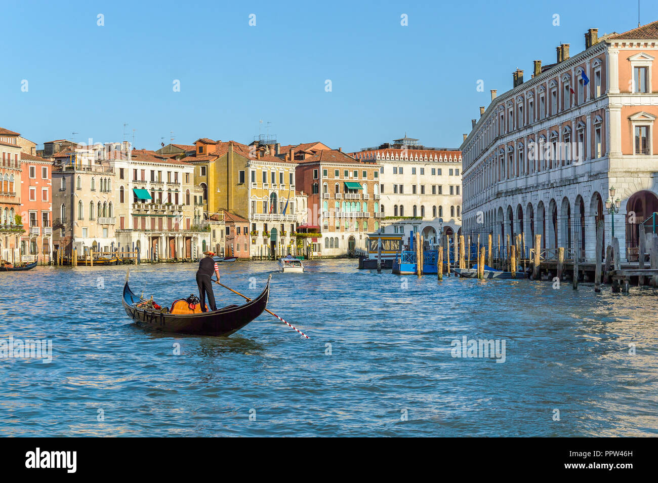 Venice, Italy: Beautiful view with a gondolier on Grand Canal near Rialto Fish Market Stock Photo
