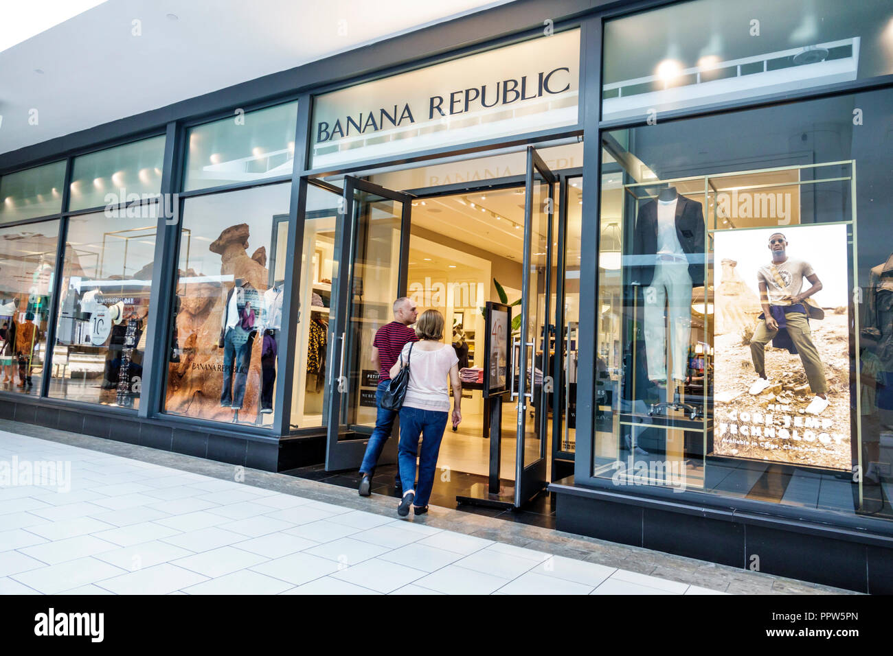 Miami Florida,Kendall,Dadeland mall,Banana Republic,clothing fashion store,front entrance,man men male,woman female women,couple,entering,FL180527018 Stock Photo