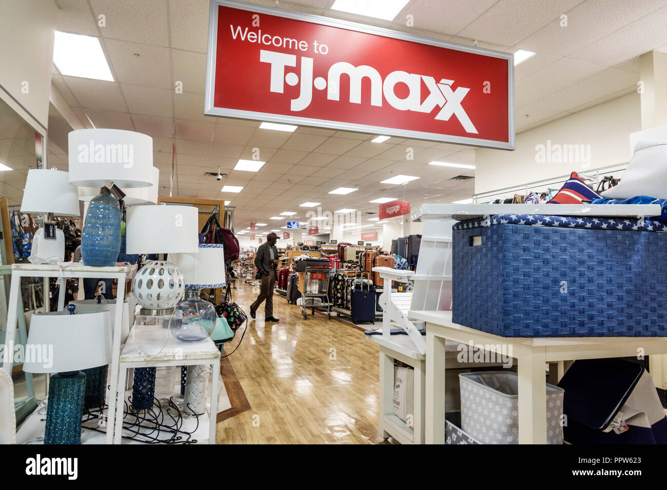 Tj maxx interior hi-res stock photography and images - Alamy