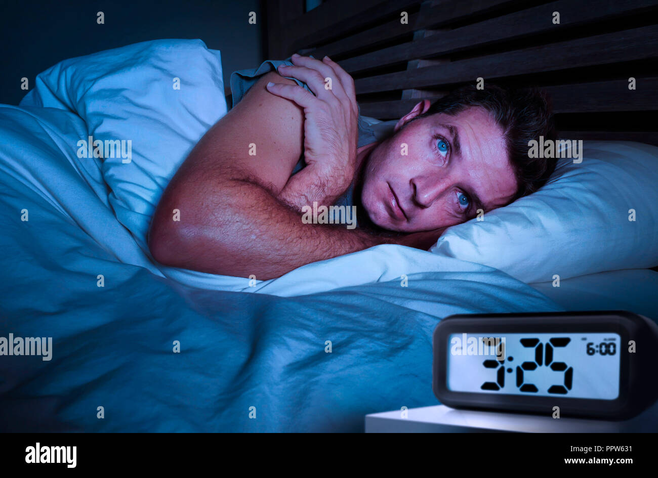 Резко встать после сна. Резко встать после сна. Просыпаюсь посреди ночи и не могу уснуть. Когда резко встал с кровати мем. Резко встать после сна.