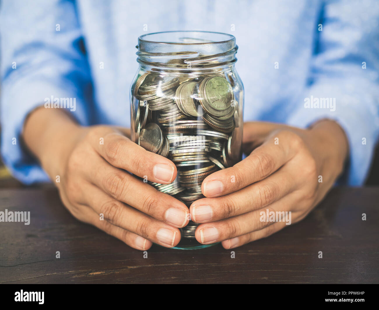 Банк под рукой. Прозрачная копилка для монет. Декор банки кофе. Декор баночек для специй. Красивые баночки для кухни.