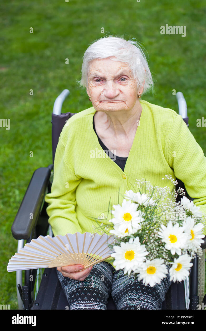 Visit old person care home outside hi-res stock photography and images ...