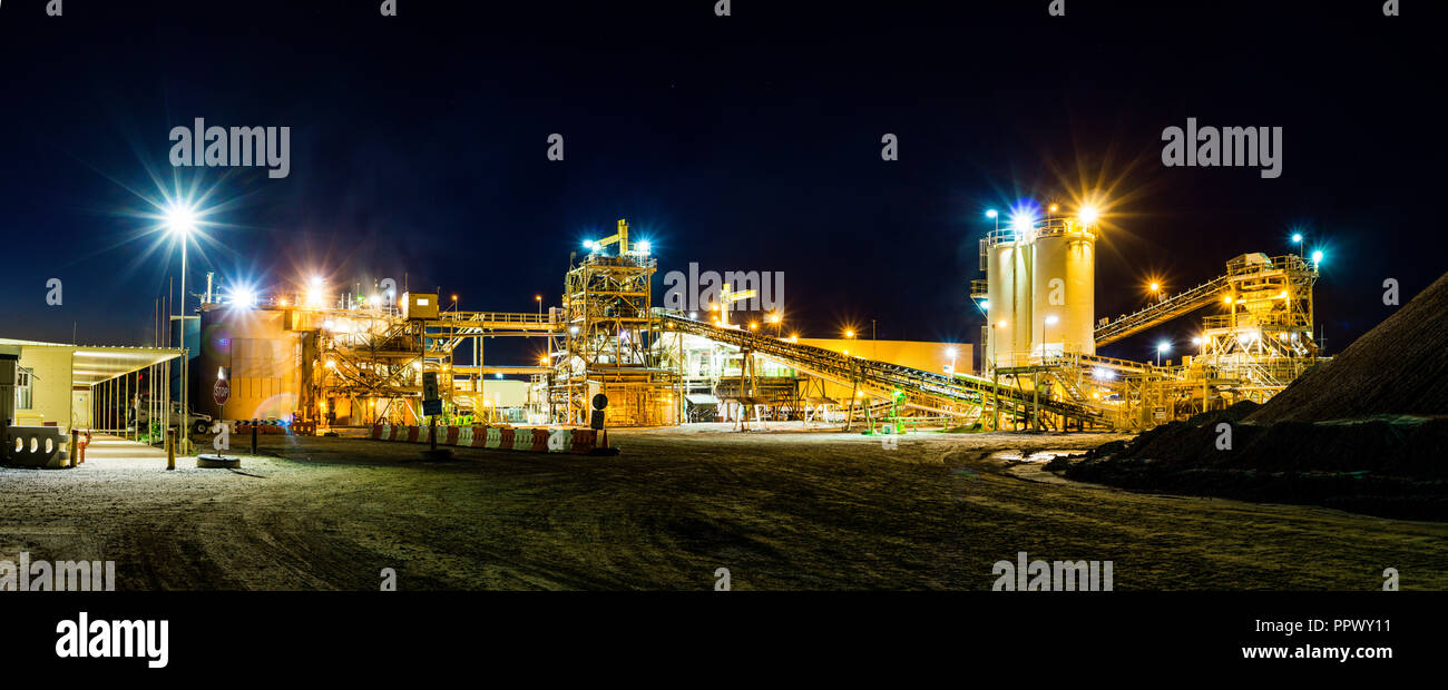 Processing plant at Western Australian gold mine at night Stock Photo