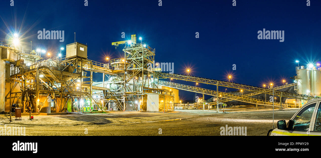 Processing plant at Western Australian gold mine at night Stock Photo