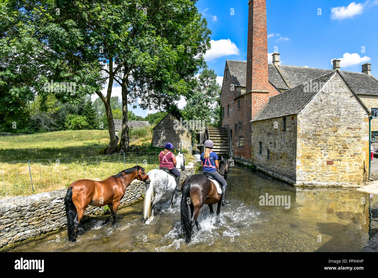England, Gloucestershire, Cotswolds, Lower Slaughter in summer, riverside cotswold stone cottages Stock Photo