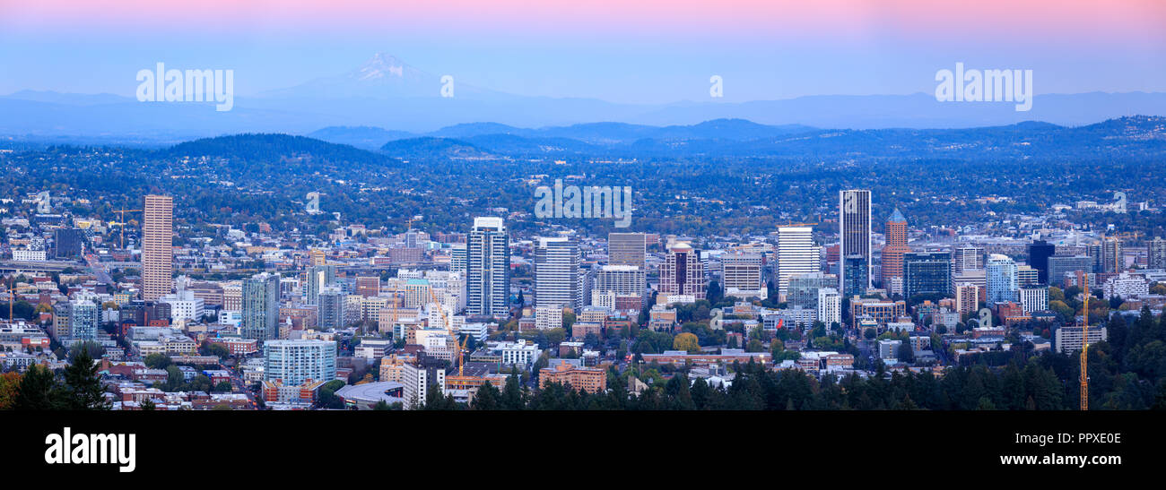 Downtown Portland, Oregon at sunset from Pittock Mansion Stock Photo
