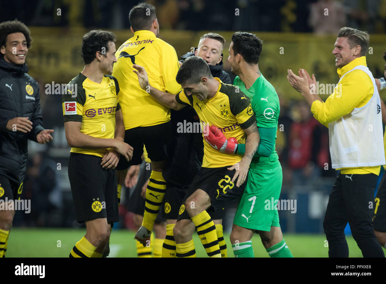 Dortmund, Deutschland. 26th Sep, 2018. Dortmund players celebrate dancing, jubilation, cheering, cheering, joy, cheers, celebrate, final jubilation, half figure, half figure, dance, football 1st Bundesliga, 5th matchday, Borussia Dortmund (DO) - FC Nuremberg (N) 7: 0, on 26.09.2018 in Dortmund/Germany. ¬ | usage worldwide Credit: dpa/Alamy Live News Stock Photo