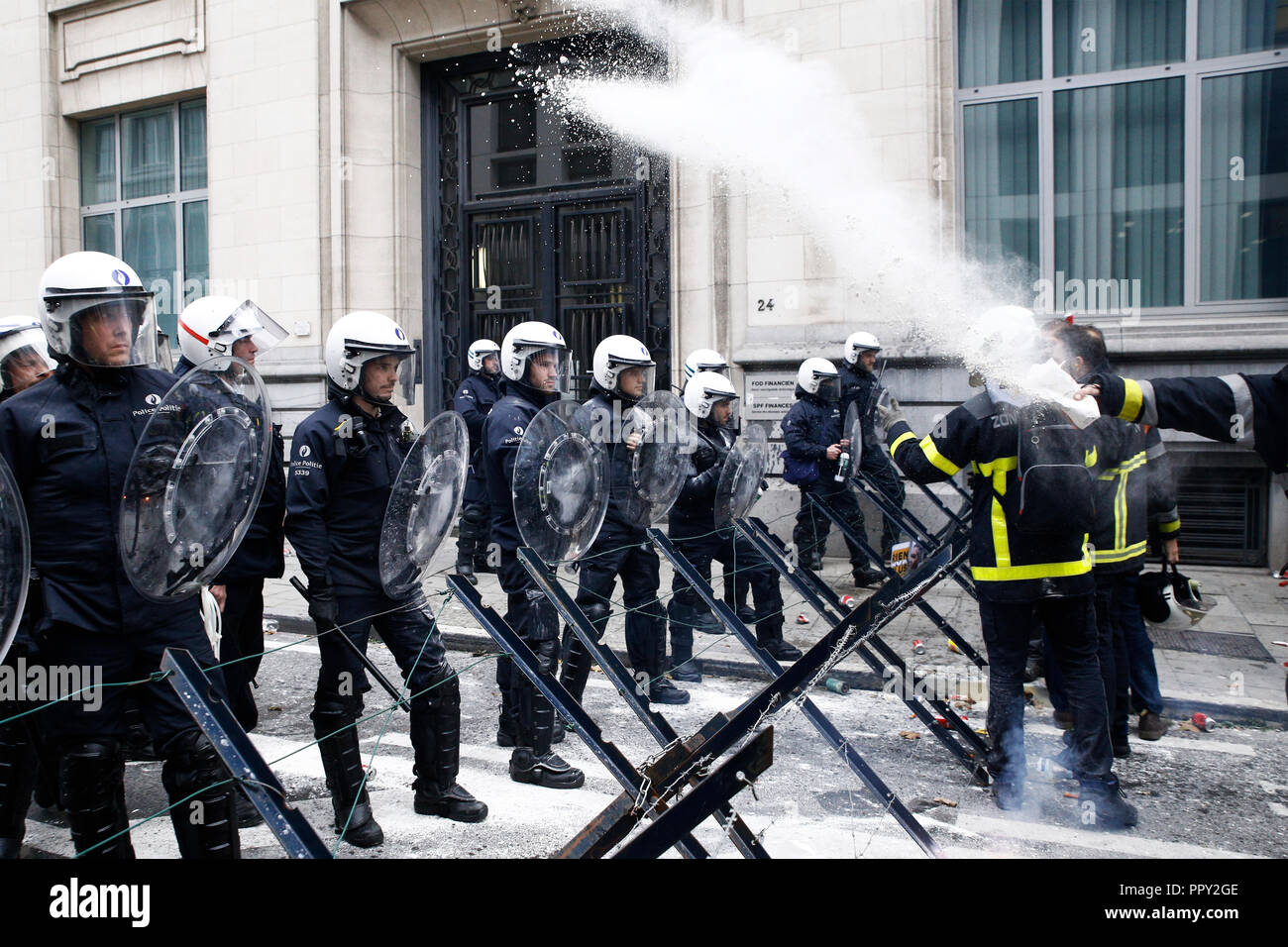 Brussels, Belgium. 28th Sep. 2018. Firefighters and workers from public sector scuffle with riot police during a protest against planned pension reforms. Alexandros Michailidis/Alamy Live News Stock Photo