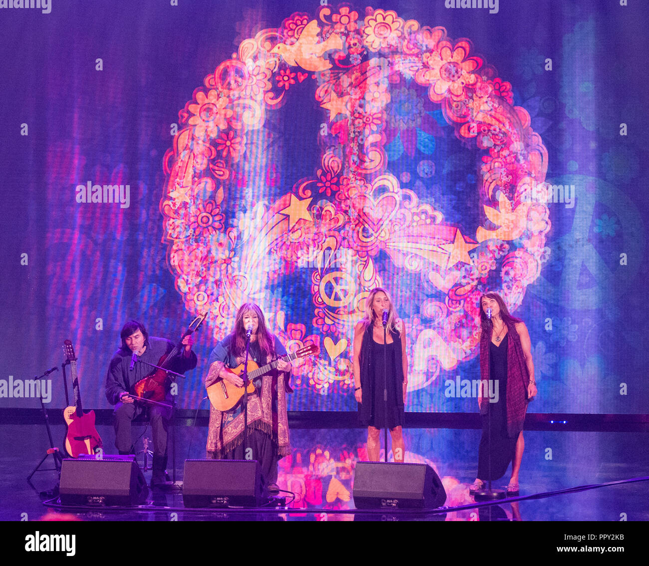 06 September 2018, Hamburg: [ATTENTION: Publication banned before: 24 September 2018 at 00:01.]   US singer Melanie Safka performing on stage during the recording of the new TV show 'Gottschalks große 68er Show' ('Gottschalk's Big Show of '68'). The Saturday evening show will be broadcast on ZDF on 06 October 2018. Photo: Daniel Bockwoldt/dpa Stock Photo